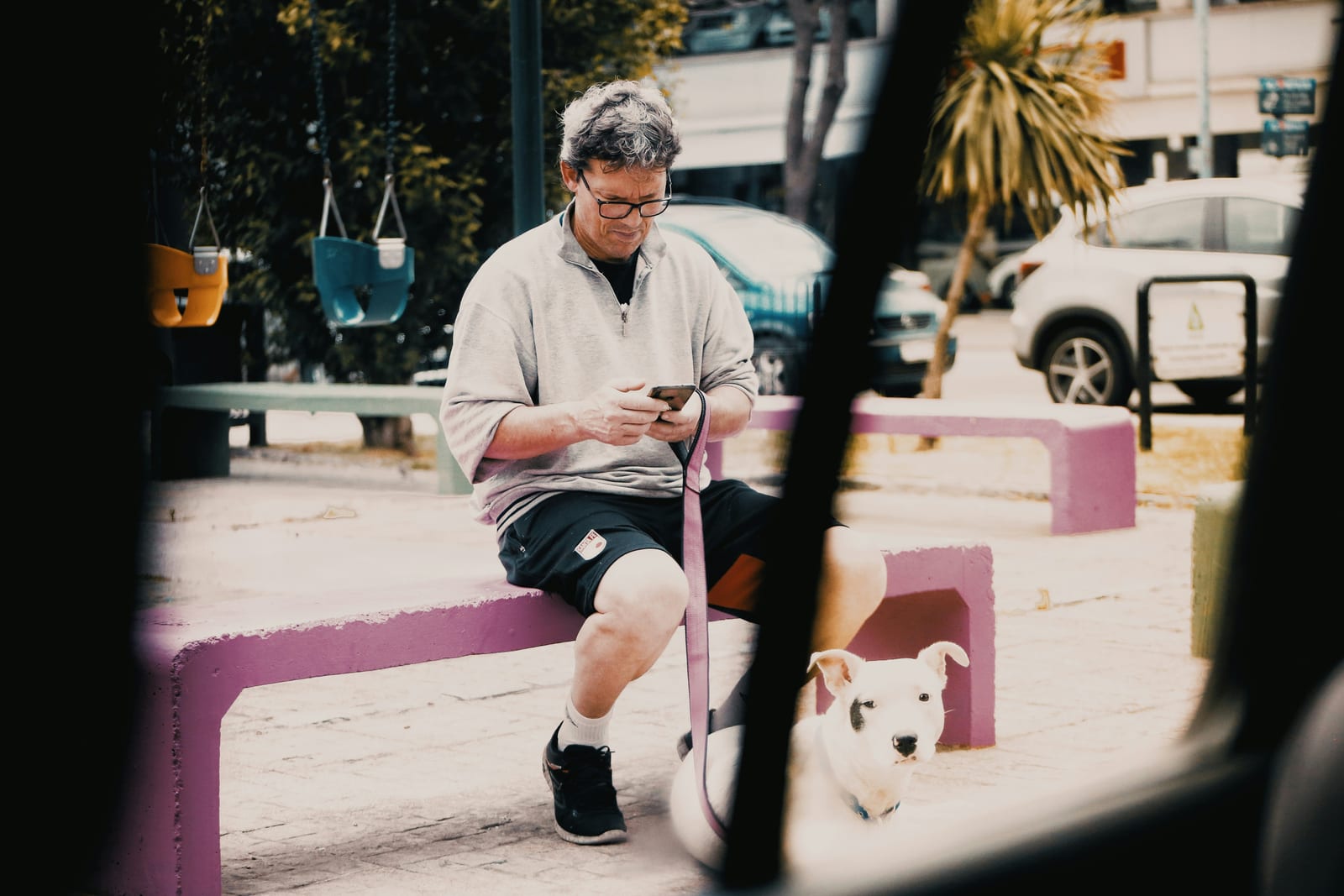 Dueño con su perro en una banca del parque